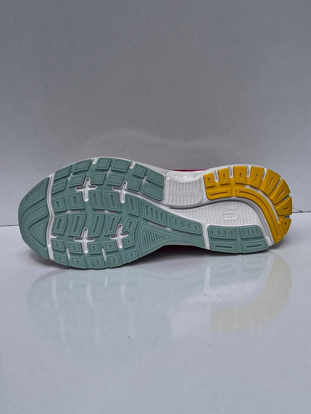 نمای جانبی کفش پیادهروی Brooks Trace طرحدار