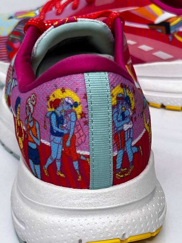 نمای پشت کفش Brooks Trace با نام مدل