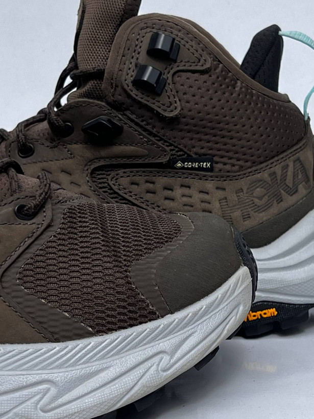 نمای رویه مشبک کفش طبیعتگردی هوکا GORE-TEX