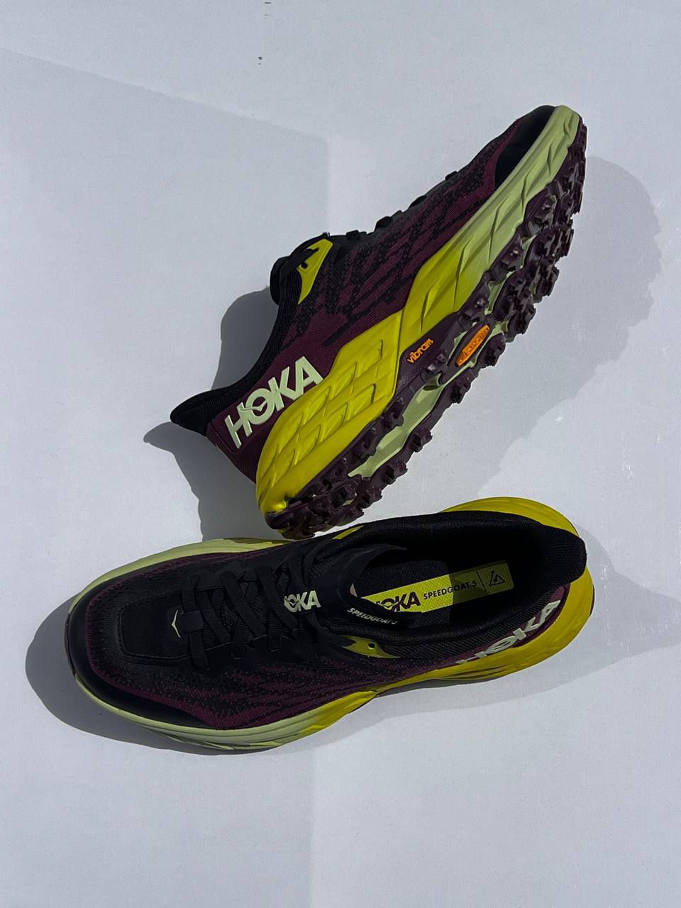 کفش تریل رانینگ هوکا Speedgoat 5 مشکی زرشکی با زیره لیمویی