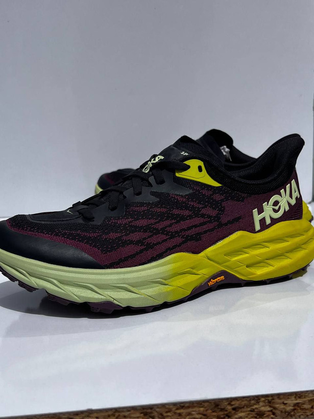 نمای بالا و کنار کفش HOKA Speedgoat 5 مردانه