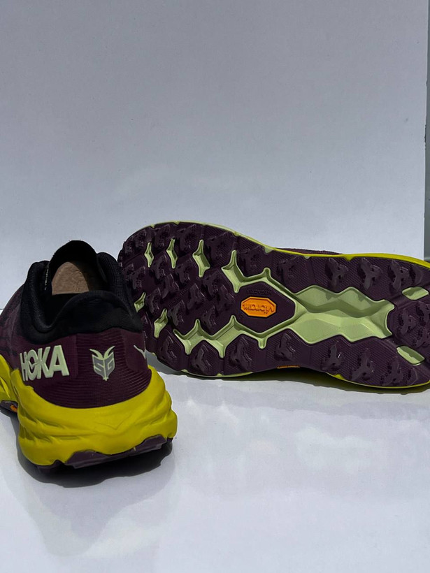 نمای جفت کفش HOKA Speedgoat 5 روی پسزمینه سفید