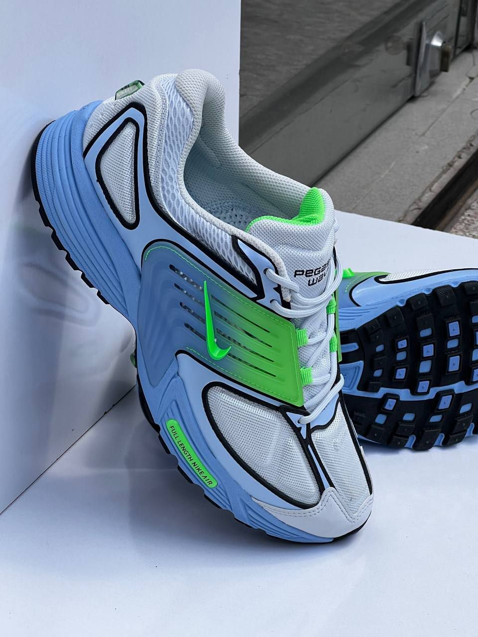 عکس اصلی: کتونی نایک ایر پگاسوس Nike Pegasus Wave سفید و آبی با جزئیات سبز