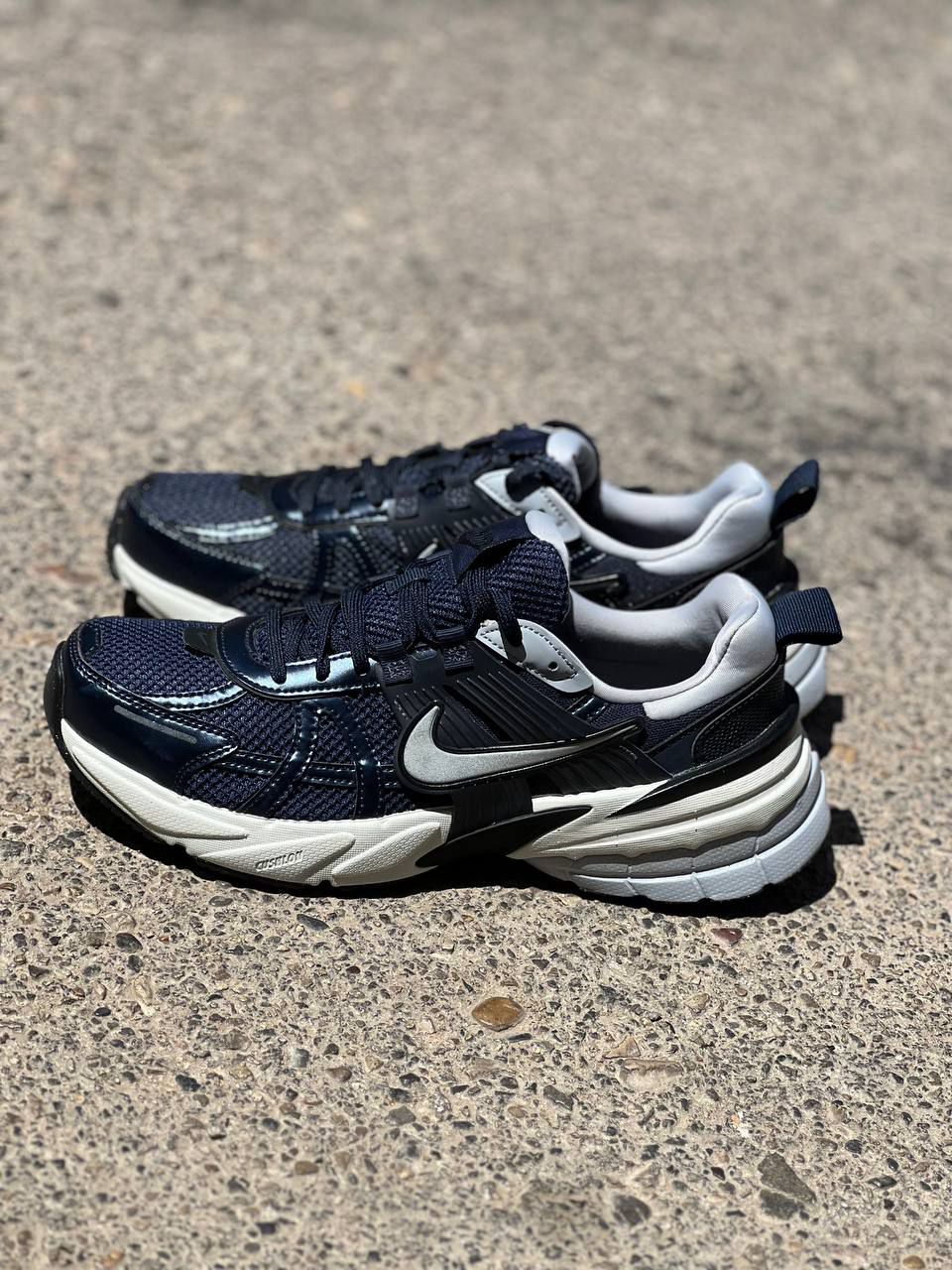 “کتونی نایکی V2K Run اورجینال، خرید کفش راحتی و لایف‌استایل نایکی با طراحی چانکی، آراد اسپرت شاهرود”