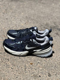 “کتونی نایکی V2K Run اورجینال، خرید کفش راحتی و لایفاستایل نایکی با طراحی چانکی، آراد اسپرت شاهرود”
