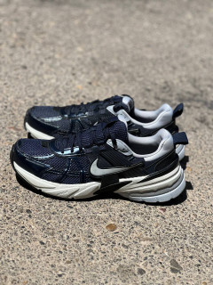 “کتونی نایکی V2K Run اورجینال، خرید کفش راحتی و لایفاستایل نایکی با طراحی چانکی، آراد اسپرت شاهرود”