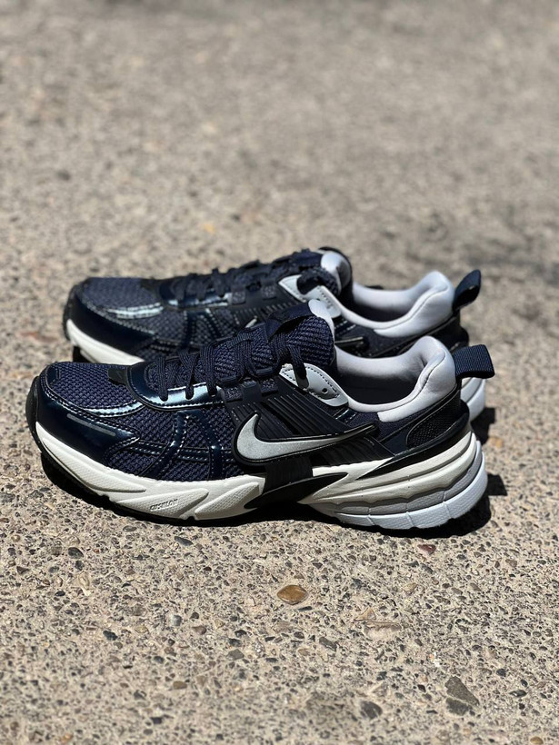 “کتونی نایکی V2K Run اورجینال، خرید کفش راحتی و لایفاستایل نایکی با طراحی چانکی، آراد اسپرت شاهرود”
