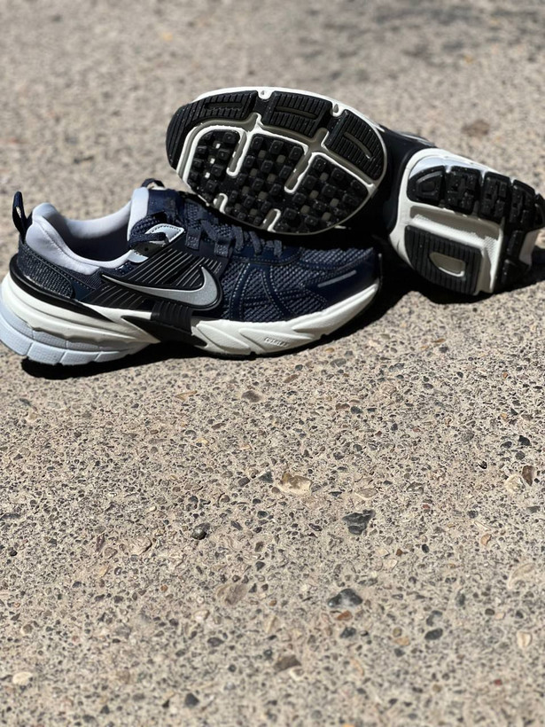 “کفش ورزشی نایکی مدل V2K Run، کتونی ترند سال ۲۰۲۵، استایل خیابانی و رترو، عرضه شده توسط آراد اسپرت”