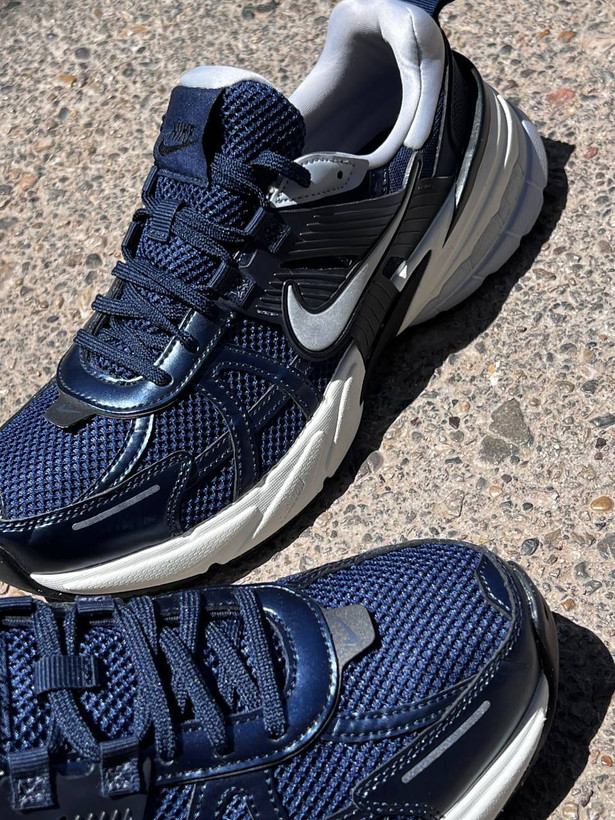 “خرید نایکی وی تو کی ران (Nike V2K Run) اصلی، کفش پیادهروی و روزمره اورجینال”