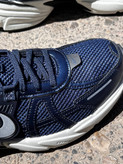 «کتونی نایکی وی تو کی ران رنگ سرمهای (Nike V2K Run Navy) - نمای کناری و جزئیات طراحی»