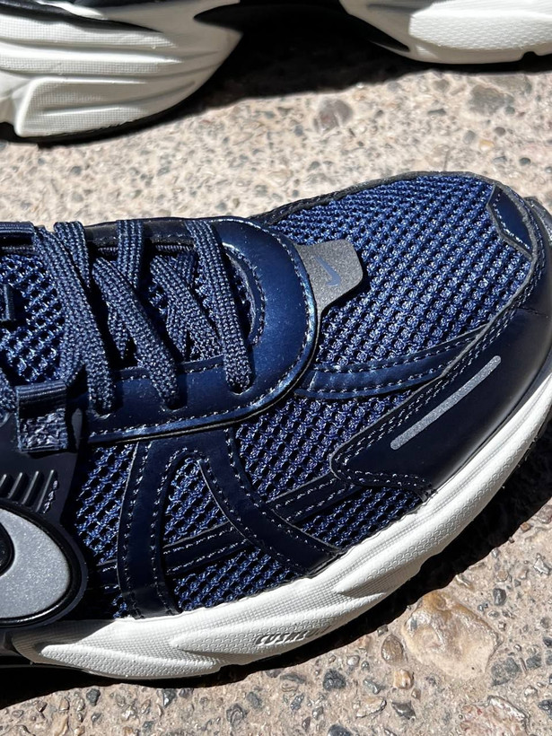 «کتونی نایکی وی تو کی ران رنگ سرمهای (Nike V2K Run Navy) - نمای کناری و جزئیات طراحی»