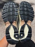 نمای رویه و بندهای کتونی Nike Initiator سفید طوسی اورجینال