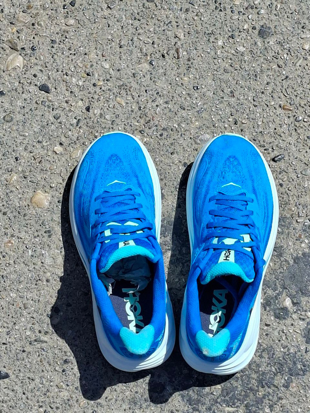 نمای ظاهری کتونی هوکا کلیفتون ۹ اصلی (Hoka Clifton 9) مناسب کمردرد و رانینگ