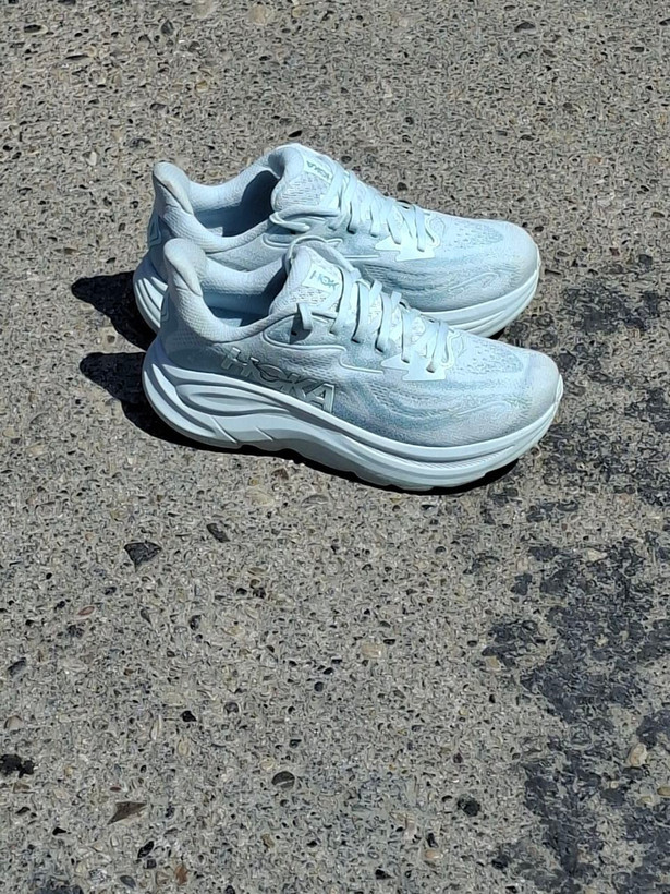 کفش طبی و رانینگ سبک هوکا مدل Clifton 9 All White اصلی