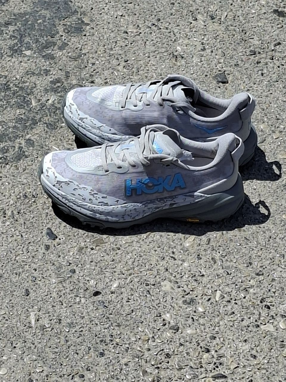 خرید کفش تریل رانینگ Hoka Speedgoat 5 طوسی پترن دار مهدی اورجینال