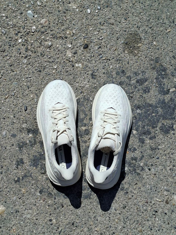 کتونی طبی و سبک Hoka Clifton 9 Eggnog مناسب کمردرد و خارپاشنه با ضمانت CIP Sport