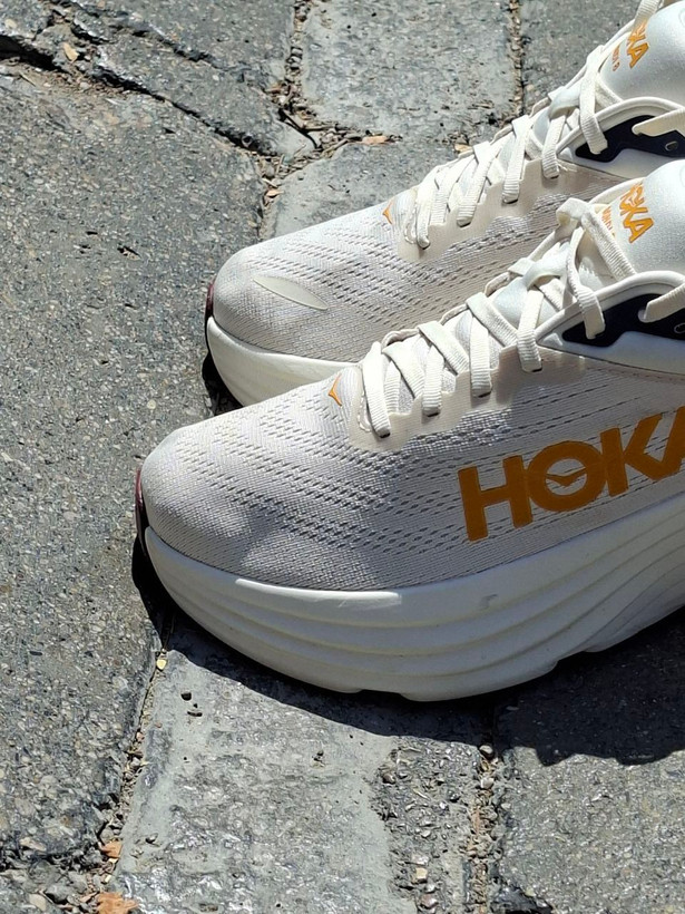کتونی اورجینال هوکا بوندی 8 رنگ کرم لوگو طلایی خردلی Hoka Bondi 8 اصل آراد اسپرت شاهرود