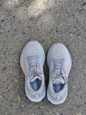 “نمای بالا از کتونی رانینگ جاده هوکا ماک ۵ رنگ کرم بژ اورجینال - Hoka Mach 5 Beige”