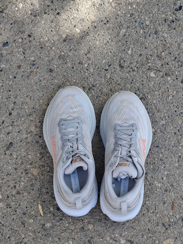 “نمای بالا از کتونی رانینگ جاده هوکا ماک ۵ رنگ کرم بژ اورجینال - Hoka Mach 5 Beige”