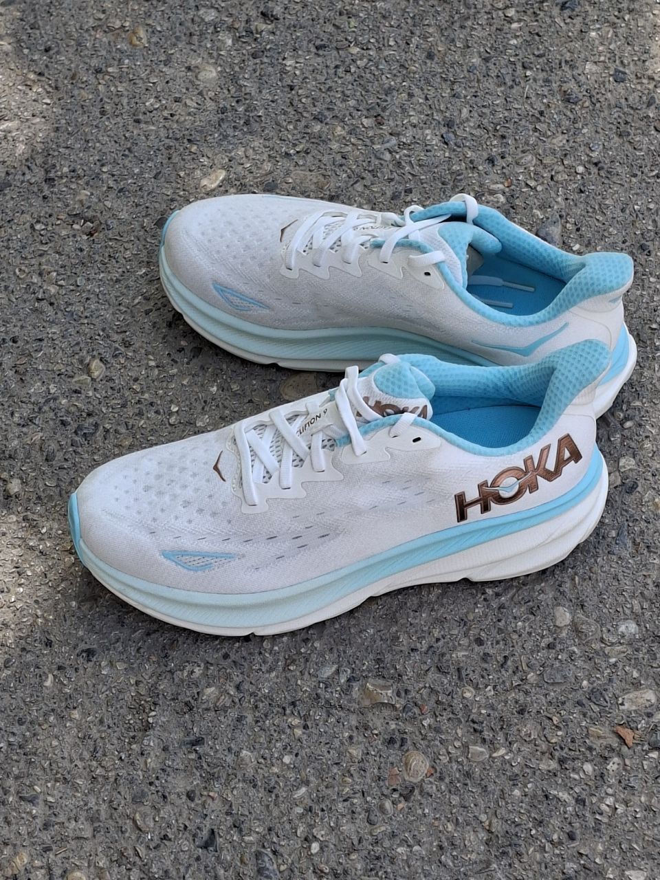 نمای حرفه‌ای کتونی HOKA Clifton 9 مدل Ice Water، کفش مخصوص دویدن و پیاده‌روی با لژ طبی