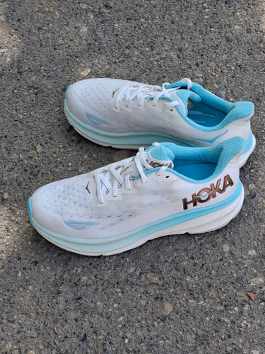 نمای حرفهای کتونی HOKA Clifton 9 مدل Ice Water، کفش مخصوص دویدن و پیادهروی با لژ طبی
