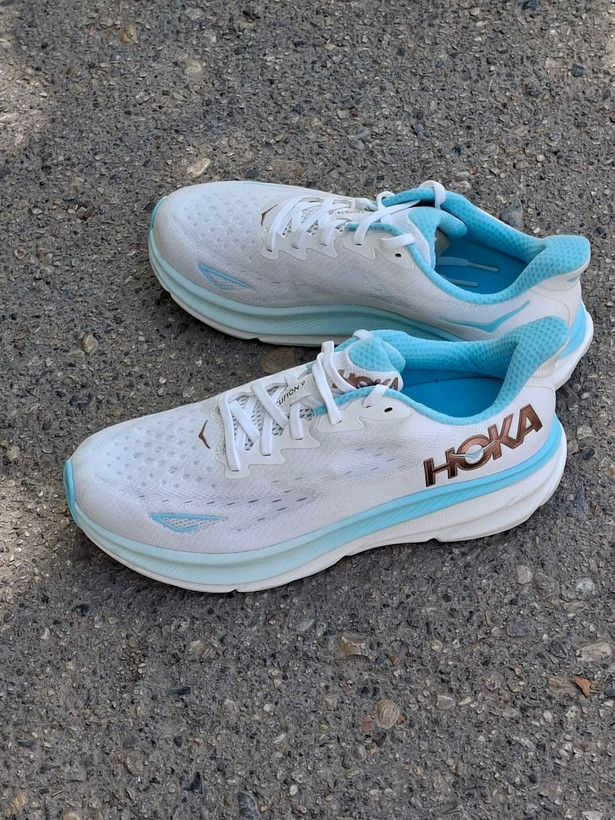 نمای حرفهای کتونی HOKA Clifton 9 مدل Ice Water، کفش مخصوص دویدن و پیادهروی با لژ طبی