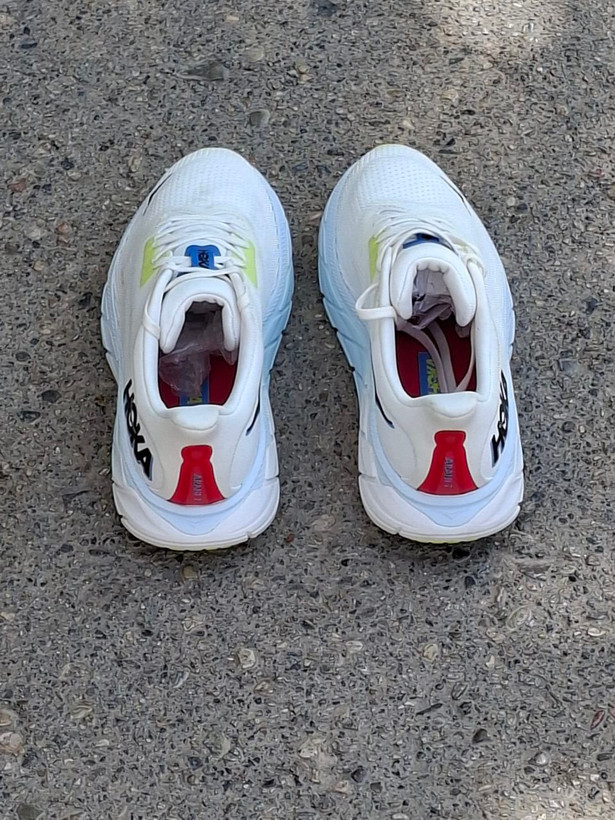کتونی رانینگ هوکا آراهی ۷ اورجینال HOKA Arahi 7 White Red مهدی اورجینال
