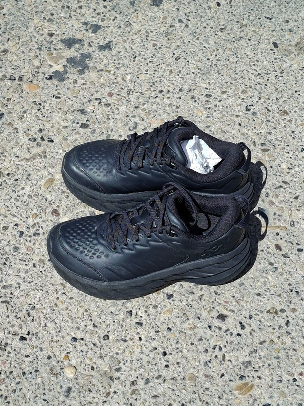 Alt Text: زیره آجدار مهندسیشده Hoka One One Bondi SR، کفش تخصصی کار و پیادهروی طولانی با مقاومت در برابر سایش.