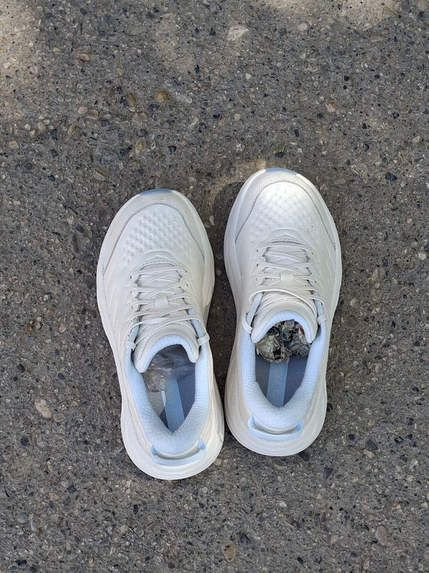 کتونی رانینگ و پیادهروی اورجینال هوکا بوندی ۸ سفید HOKA Bondi 8 All White با لژ حجیم طبی در فروشگاه اراد اسپرت شاهرود