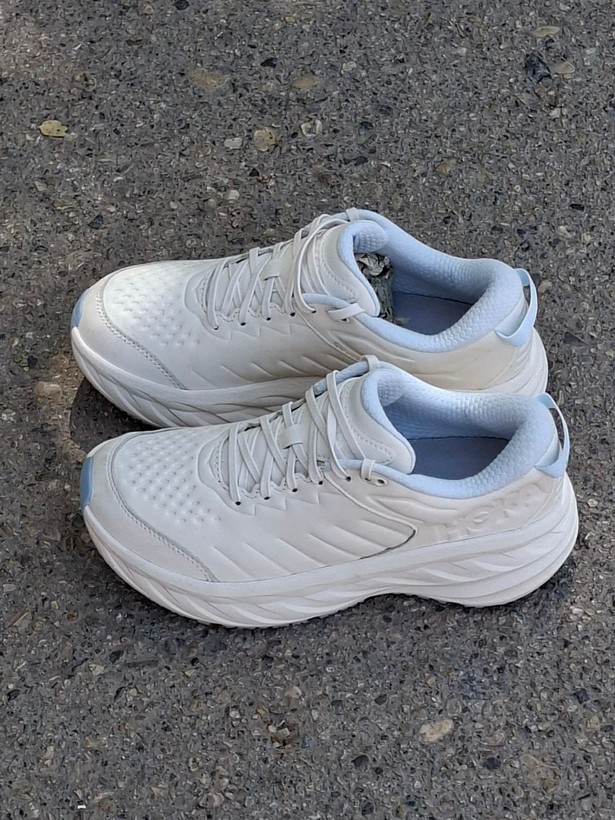 HOKA Bondi 8 White کفش زنانه مردانه سفید | کتونی طبی با جذب ضربه بالا و فناوری Meta-Rocker،شاهرود