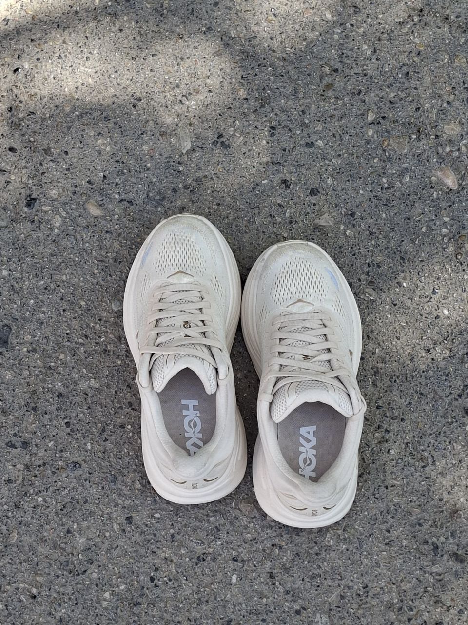 کتونی رانینگ و پیاده‌روی اورجینال هوکا بوندی ۹ سفید HOKA Bondi 9 All White با لژ حجیم طبی در فروشگاه مهدی اورجینال