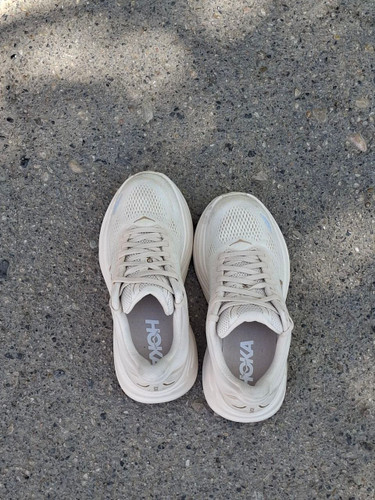 کتونی رانینگ و پیادهروی اورجینال هوکا بوندی ۹ سفید HOKA Bondi 9 All White با لژ حجیم طبی در فروشگاه مهدی اورجینال