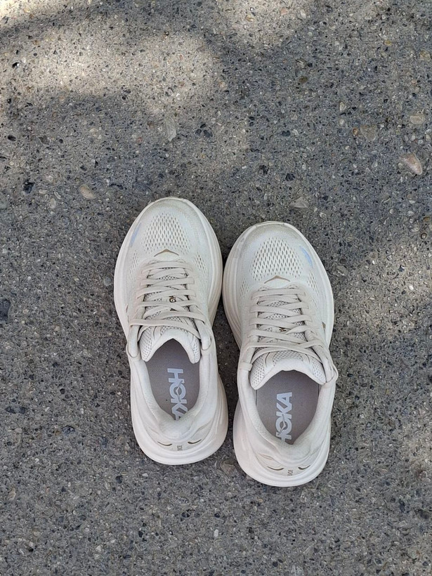 کتونی رانینگ و پیادهروی اورجینال هوکا بوندی ۹ سفید HOKA Bondi 9 All White با لژ حجیم طبی در فروشگاه مهدی اورجینال