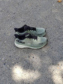 کتونی اورجینال هوکا کلیفتون ۹ Hoka Clifton 9 رنگ سبز خاکی و مریمگلی با لژ سفید؛ خرید از آراد اسپرت شاهرود