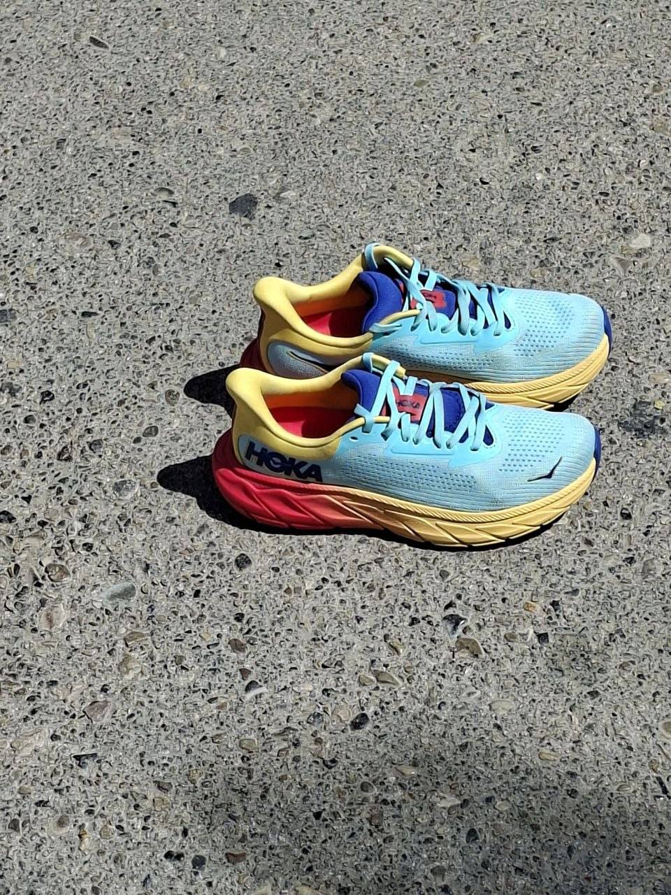 کتونی اورجینال هوکا آراهی ۷ مدل Hoka Arahi 7 رنگ آبی فیروزه‌ای پاشنه قرمز زرد در آراد اسپرت شاهرود