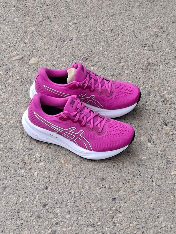 کفش رانینگ زنانه اسیکس (Asics) مدل Gel با تکنولوژی FlyteFoam، رنگ سرخابی، کفش ورزشی زنانه اورجینال برای باشگاه و پیادهروی.”