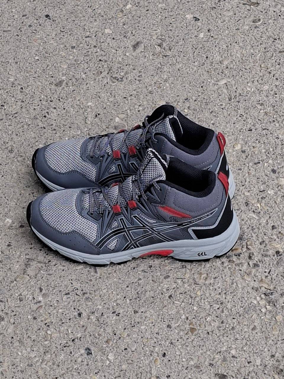 “کفش طبیعت‌گردی و تریل نیم‌ساق مردانه اسیکس مدل ASICS GEL-Venture 9 Mid اورجینال، رنگ طوسی و مشکی با زیره ضد لغزش.”