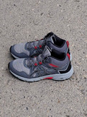 “کفش طبیعتگردی و تریل نیمساق مردانه اسیکس مدل ASICS GEL-Venture 9 Mid اورجینال، رنگ طوسی و مشکی با زیره ضد لغزش.”