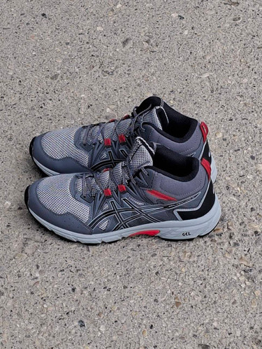 “کفش طبیعتگردی و تریل نیمساق مردانه اسیکس مدل ASICS GEL-Venture 9 Mid اورجینال، رنگ طوسی و مشکی با زیره ضد لغزش.”