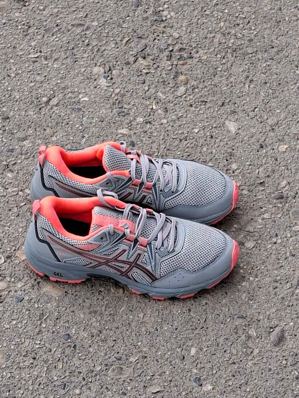 پاشنه کفش اسیکس با نشان GEL و زیره طوسی با لبه مرجانی