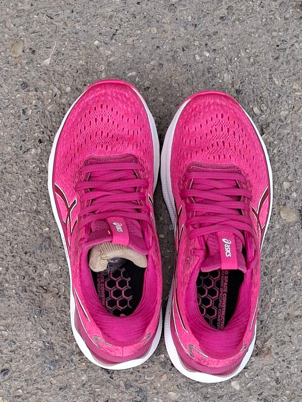 alt="کفش تخصصی دویدن اسیکس ASICS صورتی مجهز به ضربه گیر ژل و کفی آناتومیک"
