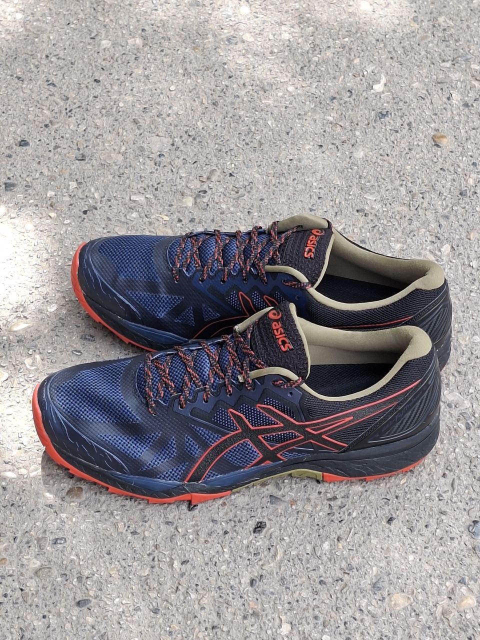 جزئیات زبانه لوگوی اسیکس و بندهای بافت دار Asics Gel FujiTrabuco اراد اسپرت شاهرود