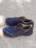 جزئیات زبانه لوگوی اسیکس و بندهای بافت دار Asics Gel FujiTrabuco اراد اسپرت شاهرود