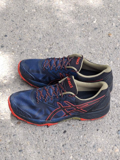 جزئیات زبانه لوگوی اسیکس و بندهای بافت دار Asics Gel FujiTrabuco اراد اسپرت شاهرود