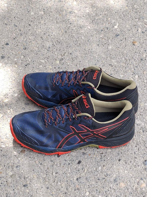 جزئیات زبانه لوگوی اسیکس و بندهای بافت دار Asics Gel FujiTrabuco اراد اسپرت شاهرود