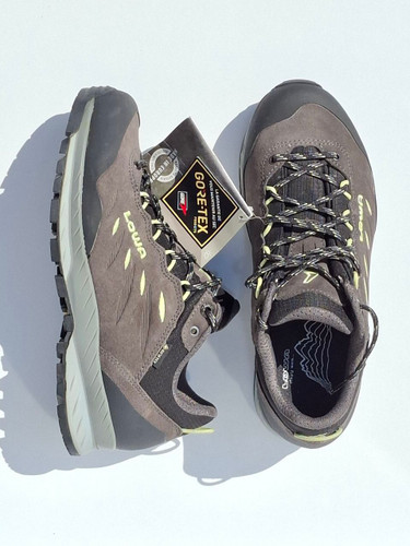 1. کفش کوهنوردی ساق دار لووا LOWA قهوهای با فناوری GORE-TEX