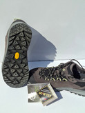 4. کفش کوهنوردی LOWA قهوهای تیره با زیره مقاوم و فناوری GORE-TEX